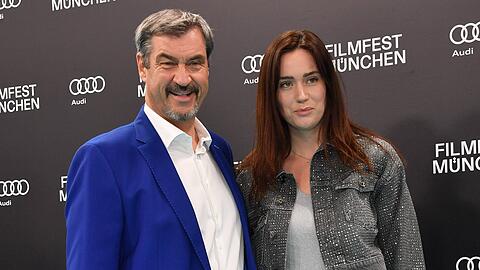 Markus S&ouml;der posiert stolz mit Tochter Gloria-Sophie Burkandt. Aber warum tr&auml;gt die 27-J&auml;hrige nicht den Nachnamen des bayerischen Ministerpr&auml;sidenten?