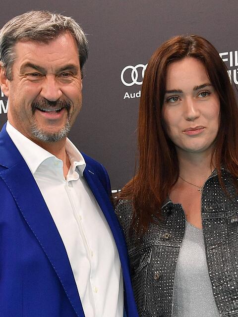 Markus S&ouml;der posiert stolz mit Tochter Gloria-Sophie Burkandt. Aber warum tr&auml;gt die 27-J&auml;hrige nicht den Nachnamen des bayerischen Ministerpr&auml;sidenten?