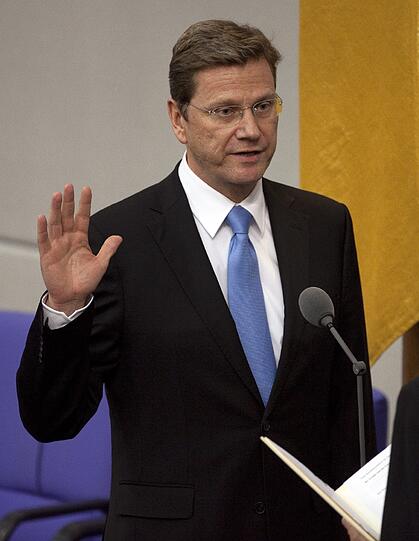 Höhepunkt seiner Politikerlaufbahn: Guido Westerwelle wird Außenminister. Hier legt er 2009 im Bundestag den Amtseid ab. Während seiner Amtszeit ist er jedoch meist umstritten.