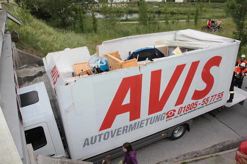 Der 40-jährige Fahrer wollte mit einem Umzugstransporter in Schwindegg im Landkreis Mühldorf eine Bahnunterführung passieren. Sein 3,65 Meter hohes Fahrzeug blieb in der 3,1 Meter hohen Unterführung stecken und musste von der Feuerwehr rausgeschnitten werden.
