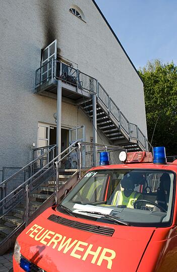 Rund 50 weitere Patienten und Mitarbeiter der Station konnten rechtzeitig in Nebengebäude gebracht werden...