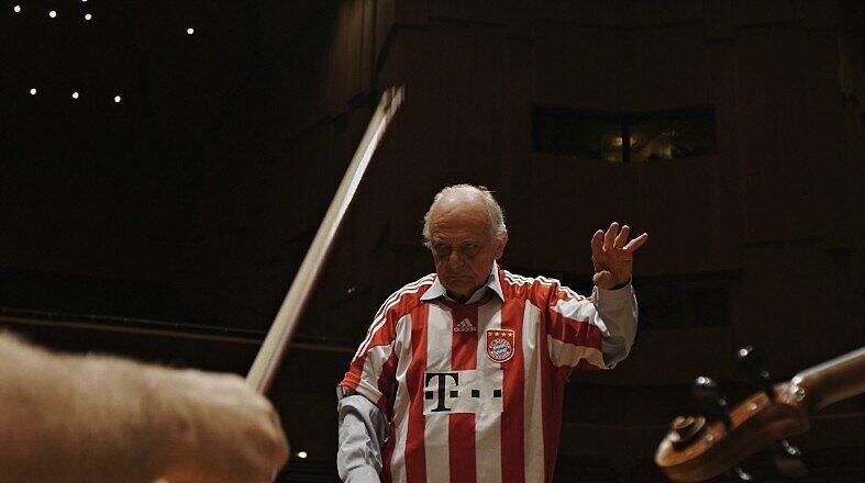 Tolle Sache: Mit ihrem Chefdirigenten Lorin Maazel unterstützen die Münchner Philharmoniker die Bayern im Finale auf ihre Weise.