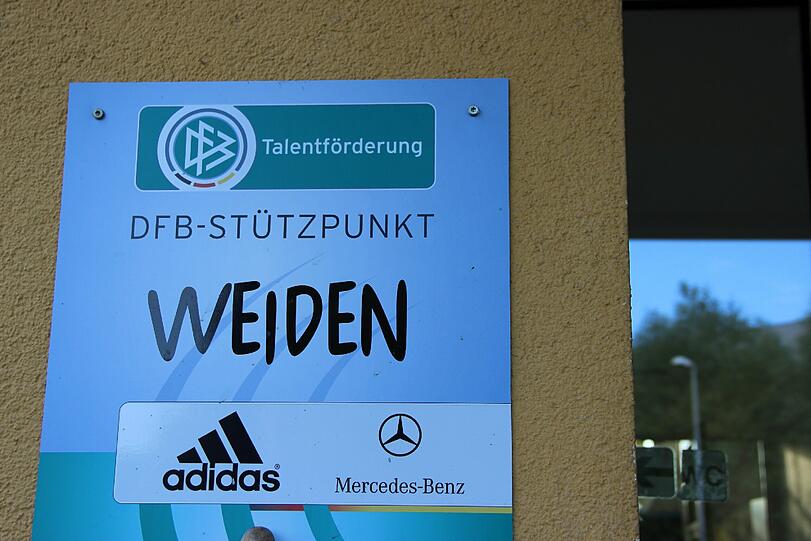 Ausnahmezustand vor Guardiolas erstem Spiel in Weiden: Die AZ war schon da und zeigt in der Bilderstrecke, was die Bayern dort erwartet.