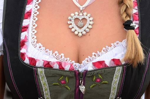 Sie zeigt, was sie hat: Dekolletee einer Oktoberfestbesucherin.
