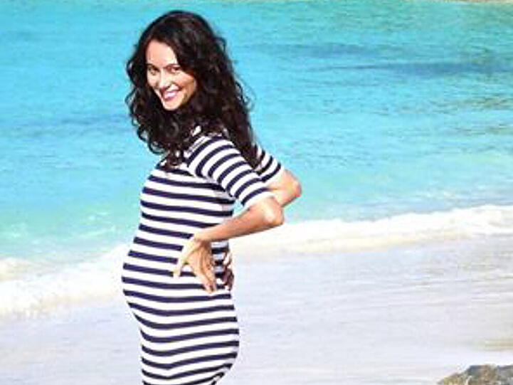 Die werdende Mutter Emma Heming-Willis präsentiert im Urlaub stolz ihren Babybauch