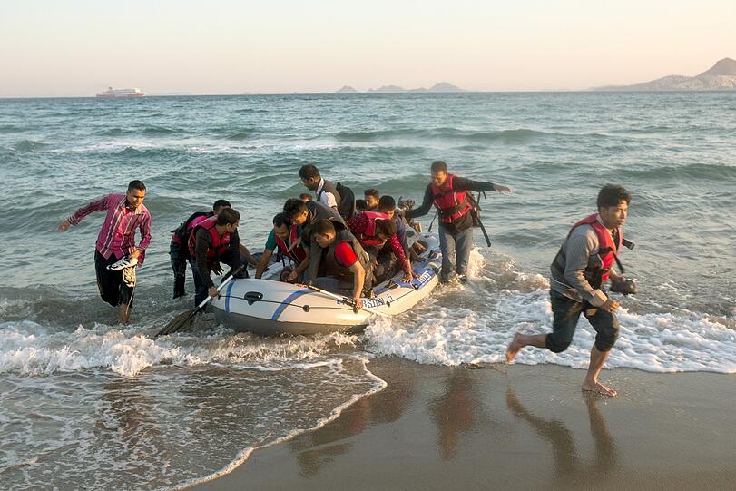 Mit Schlauchbooten kommen die Flüchtlinge von der Türkei auf die EU-Insel Kos. Dort warten sie unter menschenunwürdigen Umständen auf ihre Registrierung.