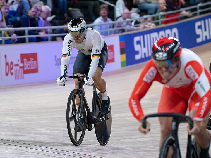 Maximilian Levy (l) scheidet im Hoffnungslauf für den Keirin-Wettbewerb aus.