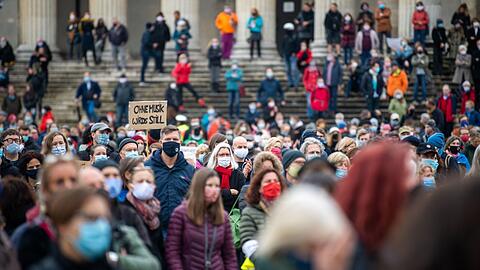Unter dem Motto "Aufstehen für die Kultur" erinnerten Künstler im Oktober bei einer Kundgebung auf dem Münchner Königsplatz an die schwierigen Lebenssituationen, die aus der Coronakrise für viele Kulturschaffende entstanden sind.