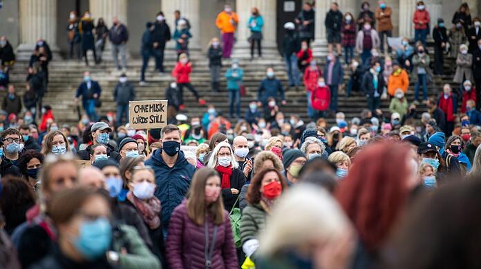 Unter dem Motto "Aufstehen für die Kultur" erinnerten Künstler im Oktober bei einer Kundgebung auf dem Münchner Königsplatz an die schwierigen Lebenssituationen, die aus der Coronakrise für viele Kulturschaffende entstanden sind.