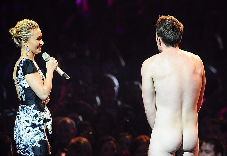 Huch! Was macht der nackte Mann da bei Hayden Panettiere? Die Aufmerksamkeit hatte der Flitzer allerdings nur kurz. Denn bei den MTV Europe Music Awards in Belfast wurde vor allem Eine gefeiert: Lady Gaga.