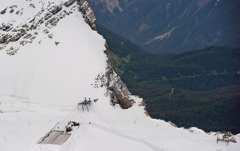 Arbeiter decken auf dem Zugspitzplatt bei Grainau den Gletscher mit einer Plane ab, um ein Abschmelzen zu verhindern. Deutschlands einziger Gletscher soll waehrend der warmen Sommermonate mit der 500 bis 600 Quadratmeter grossen Plane vor Sonne und Regen geschuetzt werden.