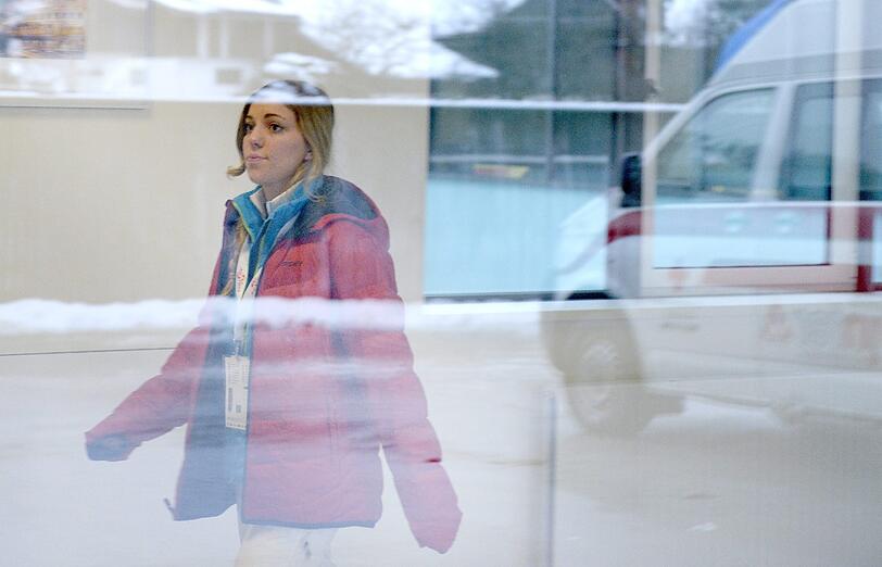 Sichtlich geschockt: Lindsey Vonns Schwester Laura im schladminger Krankenhaus.