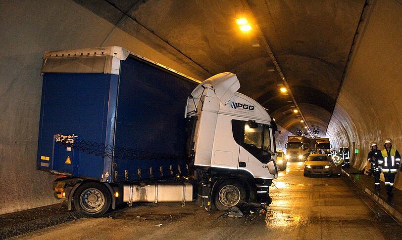 Wegen Glatteis gerät ein Lastzug ins Schleudern. Er prallt gegen eine Tunnelwand und bleibt auf dem rechten Fahrstreifen stehen. Bei dem Versuch, dem Laster auszuweichen und zu bremsen, verlieren zwei nachfolgende Lkw-Fahrer die Kontrolle über ihre Fahrzeuge. Die Sattelzüge verkeilten sich ineinander. Wenig später fahren drei Autos auf die zwei Sattelschlepper auf.