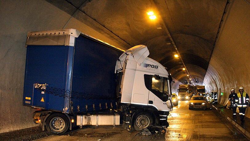Wegen Glatteis gerät ein Lastzug ins Schleudern. Er prallt gegen eine Tunnelwand und bleibt auf dem rechten Fahrstreifen stehen. Bei dem Versuch, dem Laster auszuweichen und zu bremsen, verlieren zwei nachfolgende Lkw-Fahrer die Kontrolle über ihre Fahrzeuge. Die Sattelzüge verkeilten sich ineinander. Wenig später fahren drei Autos auf die zwei Sattelschlepper auf. Wegen Glatteis gerät ein Lastzug ins Schleudern. Er prallt gegen eine Tunnelwand und bleibt auf dem rechten Fahrstreifen stehen. Bei dem Versuch, dem Laster auszuweichen und zu bremsen, verlieren zwei nachfolgende Lkw-Fahrer die Kontrolle über ihre Fahrzeuge. Die Sattelzüge verkeilten sich ineinander. Wenig später fahren drei Autos auf die zwei Sattelschlepper auf.