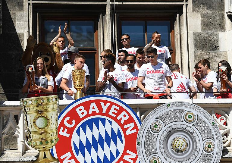 Deutschlands Fußballfans glauben an eine Titelverteidigung des Rekordmeisters - sowohl in der Meisterschaft als auch im Pokal.