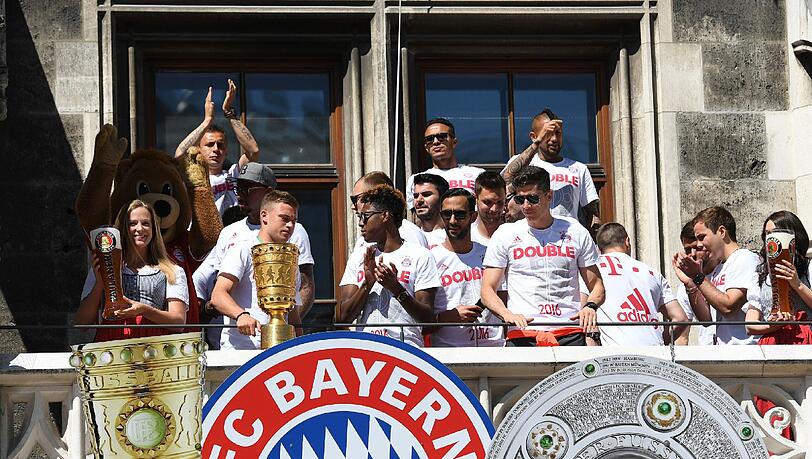 Deutschlands Fußballfans glauben an eine Titelverteidigung des Rekordmeisters - sowohl in der Meisterschaft als auch im Pokal. Deutschlands Fußballfans glauben an eine Titelverteidigung des Rekordmeisters - sowohl in der Meisterschaft als auch im Pokal.