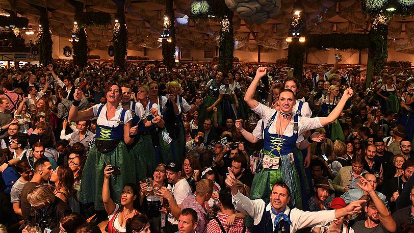 Das Oktoberfest ist vorbei - mit dem traditionellen Kehraus endete die Wiesn. Die Bilder aus dem Hofbräu-Zelt.