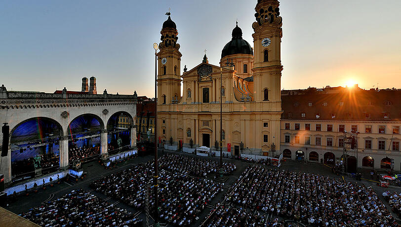 Auch 2018 lockten die klassischen Darbietungen wieder Tausende Münchner auf den Odeonsplatz. Auch 2018 lockten die klassischen Darbietungen wieder Tausende Münchner auf den Odeonsplatz.