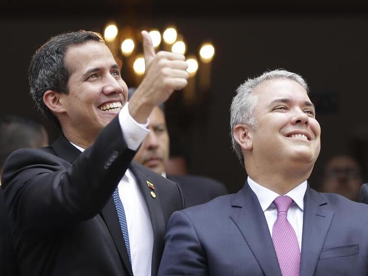 Juan Guaidó (l) steht beim Treffen der Lima-Gruppe in Bogotá neben dem kolumbianischen Präsidenten Ivan Duque.