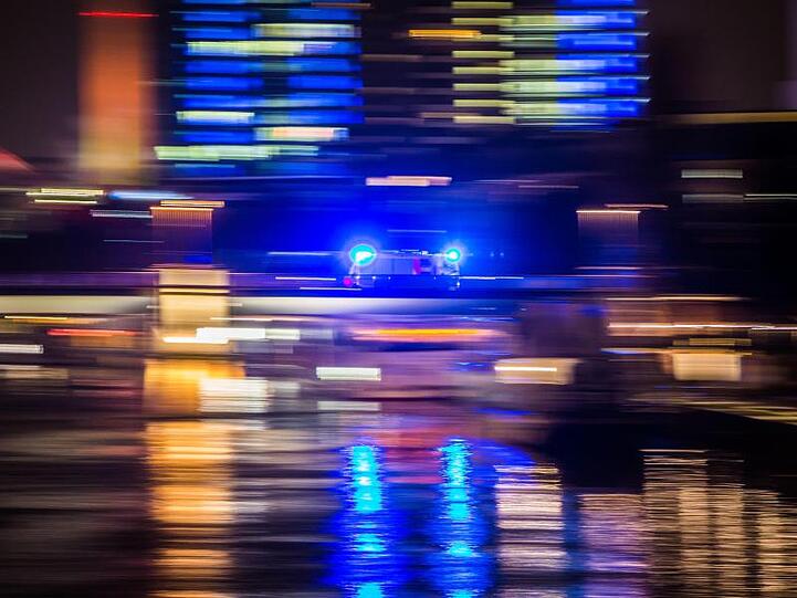 Ein Feuerwehrwagen in Eile. Foto: Frank Rumpenhorst/dpa/Symbolbild