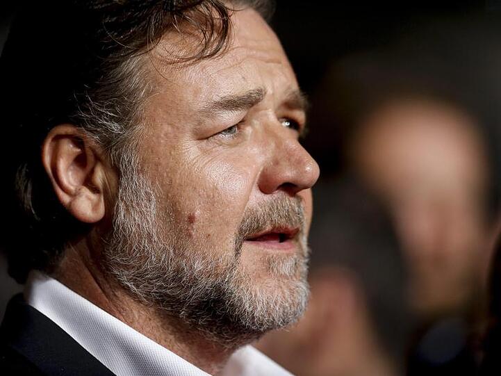 In angetrunkenem Zustand hat Russell Crowe von Leonardo DiCaprio einen Dino-Kopf gekauft.