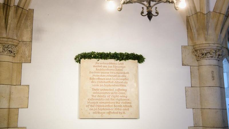 Eine Gedenktafel an das Münchner Wiesn-Attentat hängt im Rathaus. Eine Gedenktafel an das Münchner Wiesn-Attentat hängt im Rathaus.