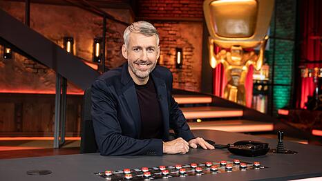 Comedian Sebastian Pufpaff sitzt in der der Kulisse der Comedyshow "TV total"