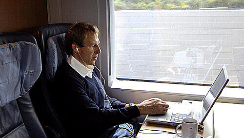 Jürgen Klinsmann ist ein Freund moderner Technik. Jürgen Klinsmann ist ein Freund moderner Technik.