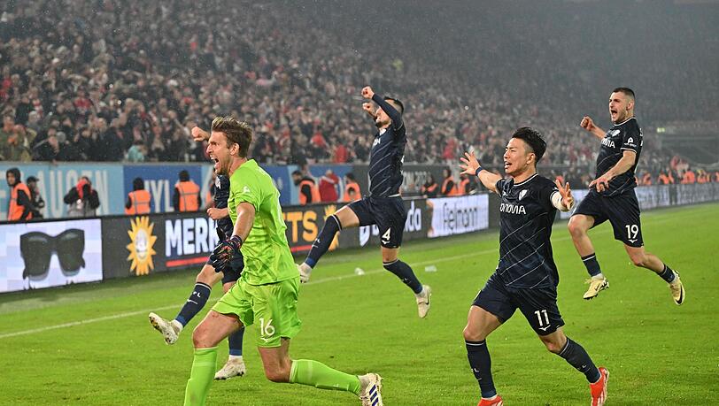Der VfL Bochum feiert den Klassenerhalt.
