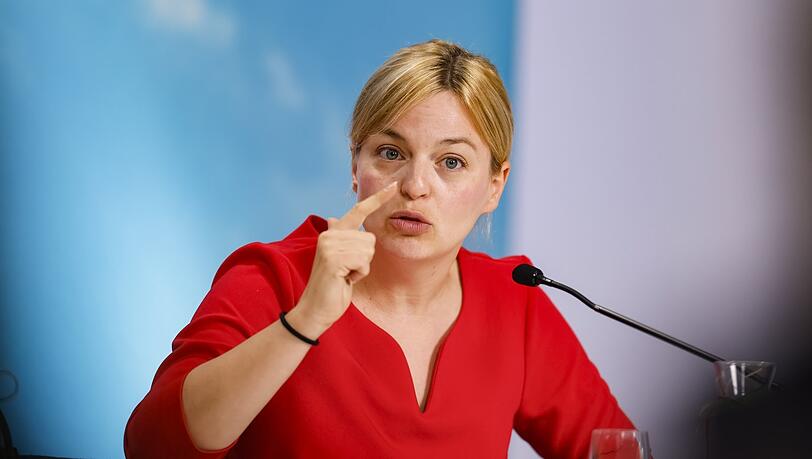 Katharina Schulze zeigt Merz den erhobenen Zeigefinger.