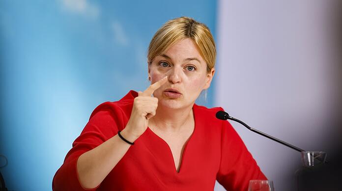 Katharina Schulze zeigt Merz den erhobenen Zeigefinger.