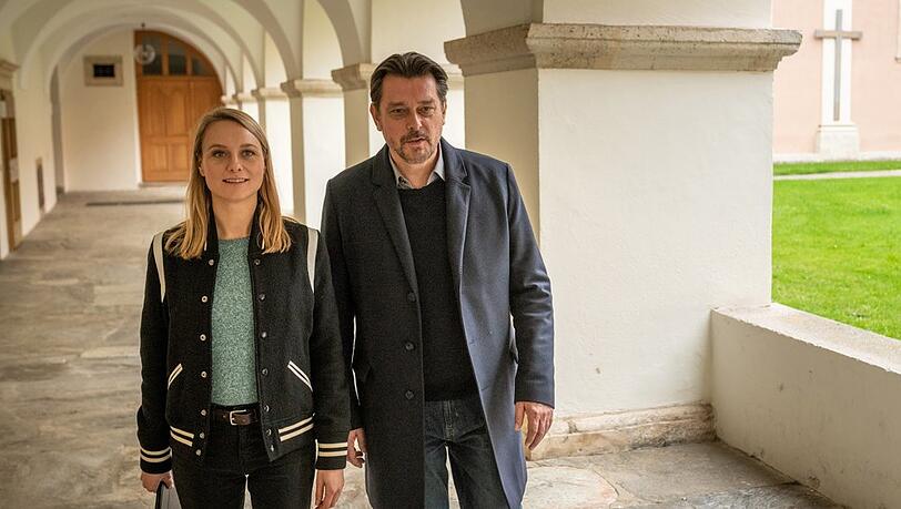 "LandKrimi: Steirerschuld": Chefinspektor Sascha Bergmann (Hary Prinz, r.) und seine Partnerin Anni (Anna Unterberger) im Kloster.