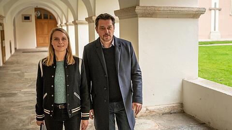"LandKrimi: Steirerschuld": Chefinspektor Sascha Bergmann (Hary Prinz, r.) und seine Partnerin Anni (Anna Unterberger) im Kloster.