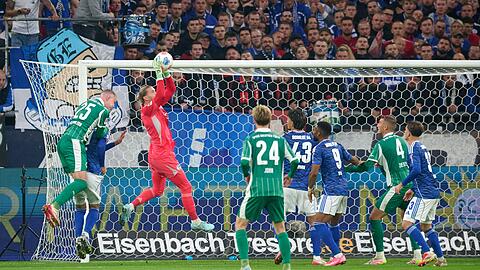 Keine Gefahr für Schalke-Keeper Karius.