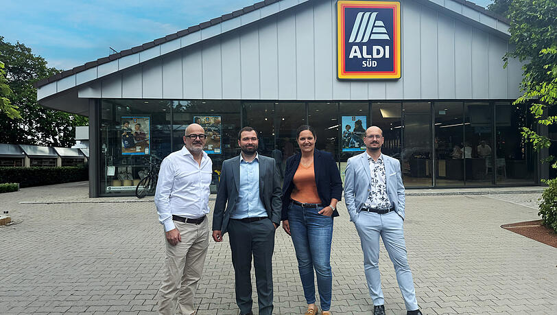 In sechs Aldi-Supermärkten sind ab sofort „Feierabendparkplätze“ zu haben. Das präsentieren hier Mitarbeiter von Aldi Süd und Wemolo. In sechs Aldi-Supermärkten sind ab sofort „Feierabendparkplätze“ zu haben. Das präsentieren hier Mitarbeiter von Aldi Süd und Wemolo.