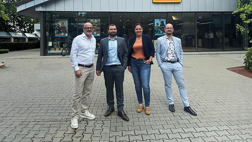 In sechs Aldi-Superm&auml;rkten sind ab sofort "Feierabendparkpl&auml;tze" zu haben. Das pr&auml;sentieren hier Mitarbeiter von Aldi S&uuml;d und Wemolo.