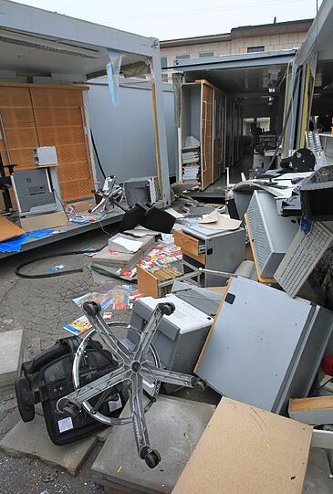Im Innern des Bürocontainers herrscht Chaos. Eine Büroangestellte wurde leicht an der Schulter verletzt.