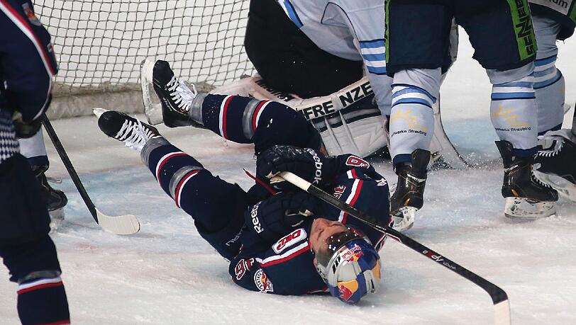 EHC-Str Yannic Seidenberg bekam im Spiel gegen Straubing (0:2) einiges ab. EHC-Str Yannic Seidenberg bekam im Spiel gegen Straubing (0:2) einiges ab.