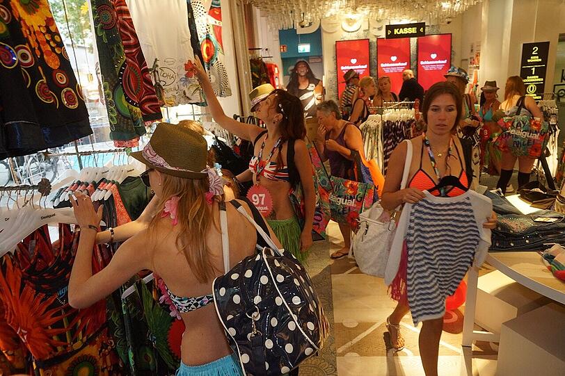 Die Bilder vom Unterwäsche-Shopping in der Neuhauser Straße.