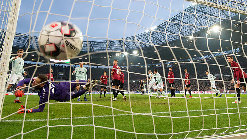 Drin, das Ding: Bayern-Verteidiger David Alaba (nicht im Bild) erzielt gegen Hannover 96 ein Traumtor per Gewaltschuss.