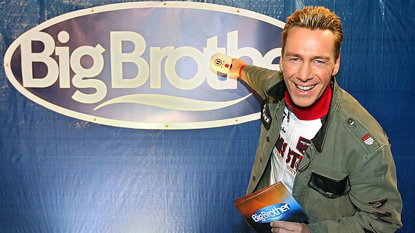 Jürgen Milski posiert 2007 in Köln vor dem Big Brother-Haus. 2020 sollen wieder neue Kandidaten in den TV-Container ziehen.