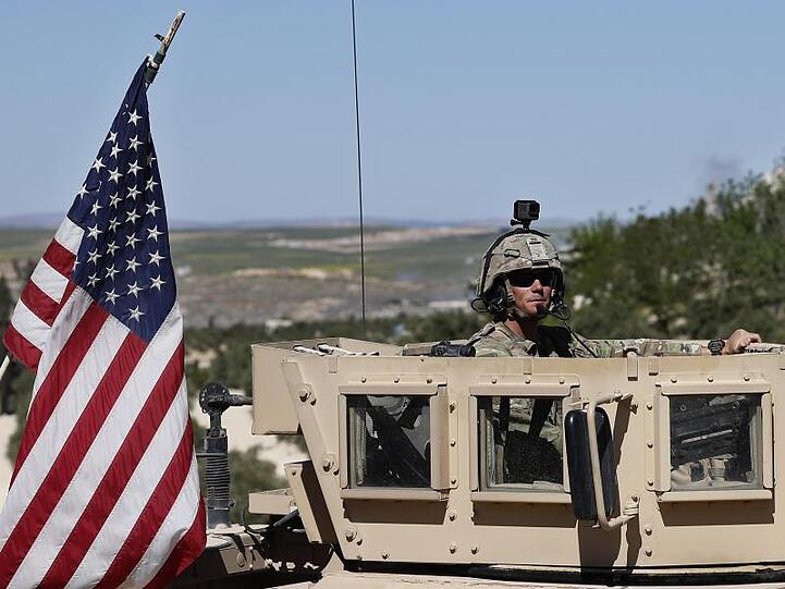 US-Soldat in einer neu eingerichteten Militärstellung in der Nähe von Manbidsch.