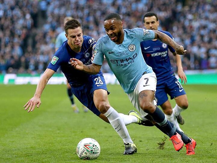 ManCity-Spieler Raheem Sterling (M) und Cesar Azpilicueta (l) von Chelsea im Zweikampf.