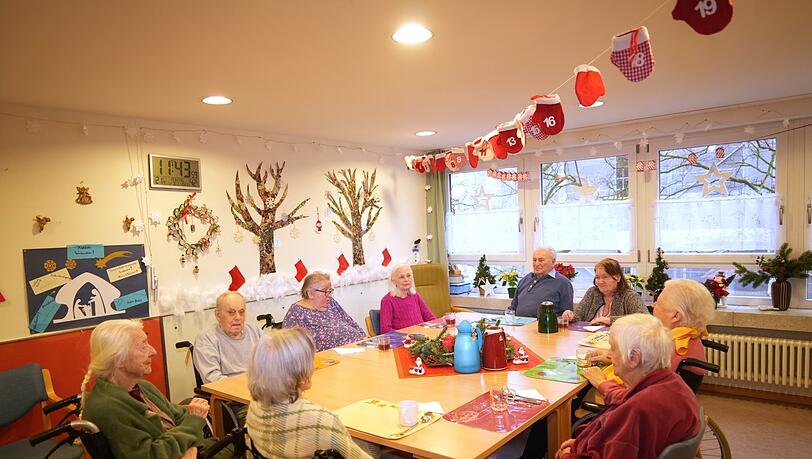 Auch diese neun Seniorinnen und Senioren aus der "Wohngruppe 1" müssen bis 29. Februar das Haus verlassen haben - denn dann schließt es. Auch diese neun Seniorinnen und Senioren aus der "Wohngruppe 1" müssen bis 29. Februar das Haus verlassen haben - denn dann schließt es.