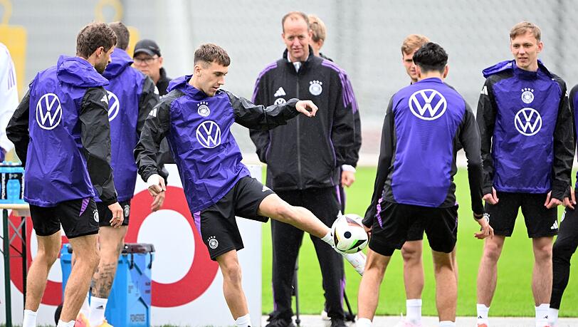 Deutschlands Brajan Gruda (M) in Aktion während des Trainings.