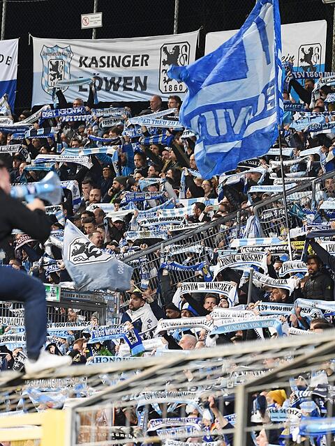 Die Fans des TSV 1860 M&uuml;nchen trauern. (Archivbild)