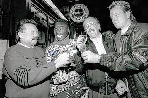 Der Sportler-Treffpunkt: Kultwirt Klaus Majora, Ex-Profi Samy Sane, Edel-Fan Werner Brucks und Ex-Torhüter Andy Köpke (v. li.) stoßen an.