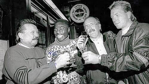 Der Sportler-Treffpunkt: Kultwirt Klaus Majora, Ex-Profi Samy Sane, Edel-Fan Werner Brucks und Ex-Torhüter Andy Köpke (v. li.) stoßen an. Der Sportler-Treffpunkt: Kultwirt Klaus Majora, Ex-Profi Samy Sane, Edel-Fan Werner Brucks und Ex-Torhüter Andy Köpke (v. li.) stoßen an.