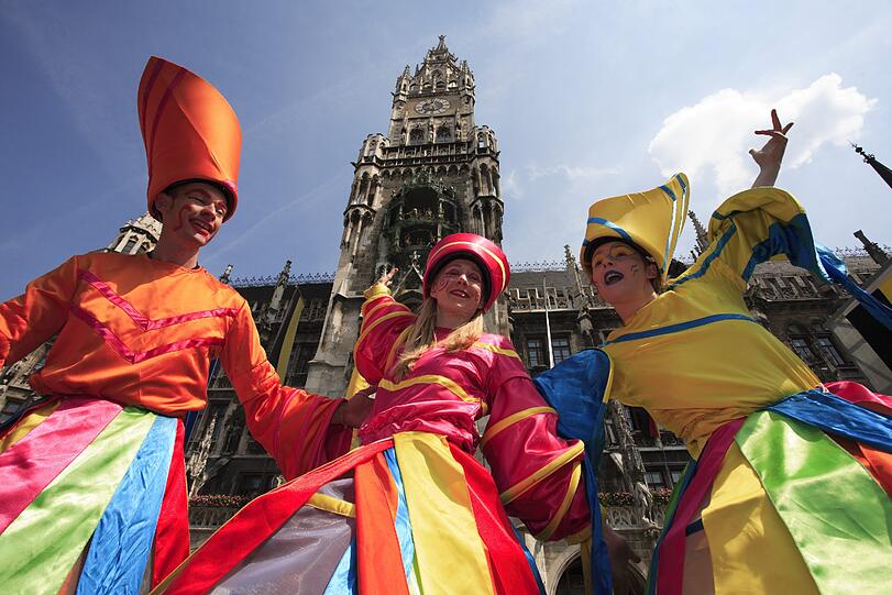 Die langhaxerten Stelzenläufer vor dem Rathaus signalisieren: Beim Stadtgründungsfest am Samstag und Sonntag wird es auf und um den Marienplatz wieder hoch hergehen.
