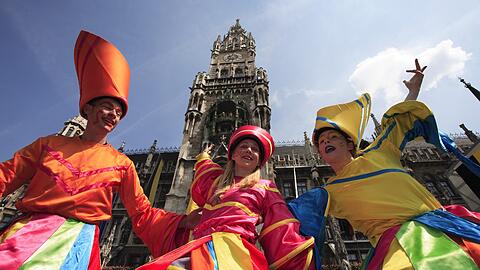 Die langhaxerten Stelzenläufer vor dem Rathaus signalisieren: Beim Stadtgründungsfest am Samstag und Sonntag wird es auf und um den Marienplatz wieder hoch hergehen.